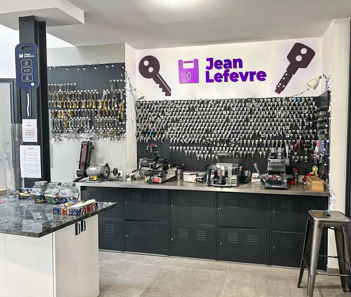 Devanture de l'atelier du serrurier Jean Lefevre à Romainville